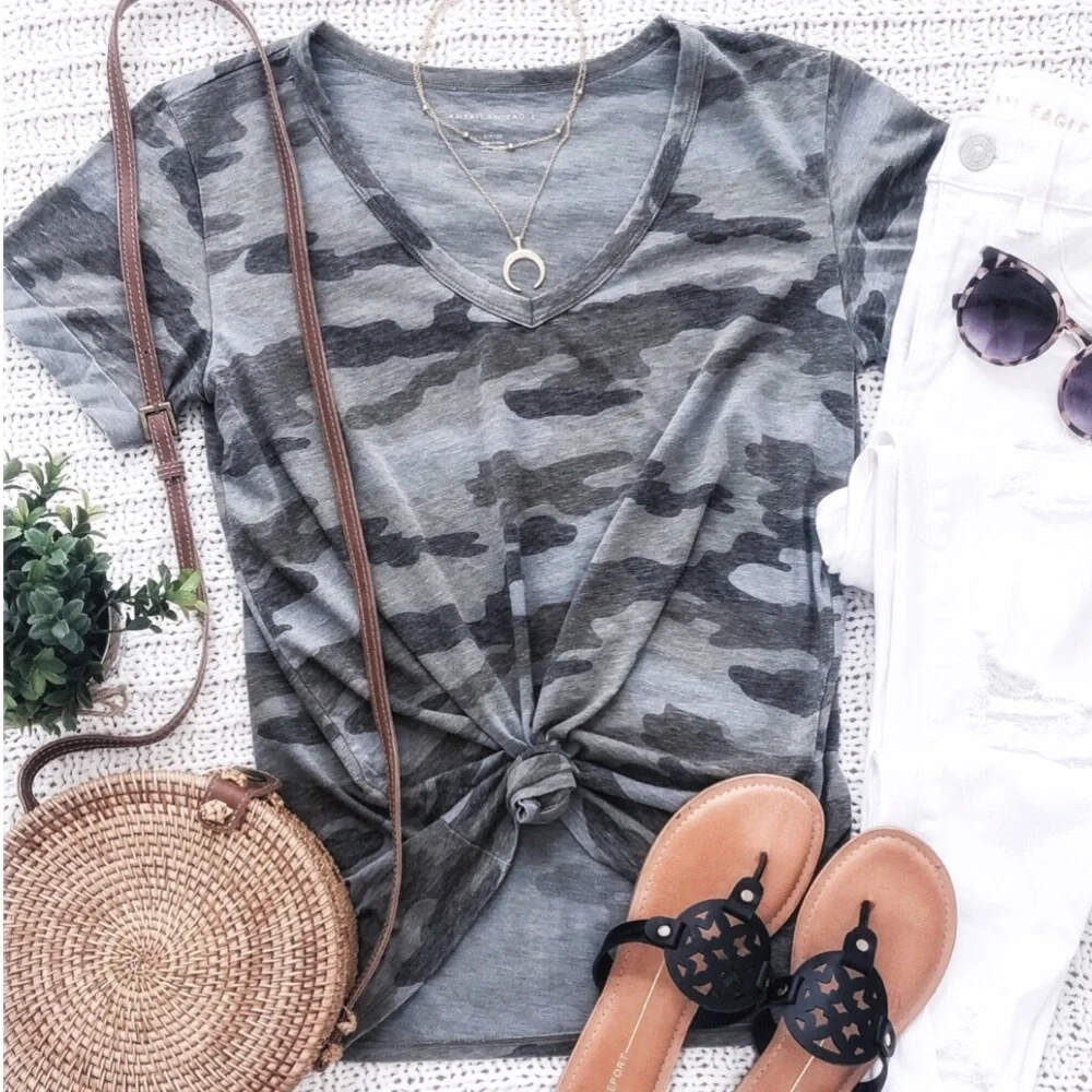 AEO Camo V Neck Hi Low Tee • XS - Picture 1 of 7